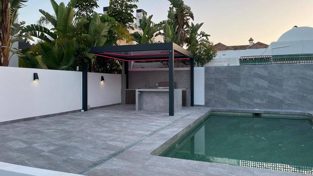 Pérgola con Techo Fijo de Panel Sandwich en Marbella (Málaga)