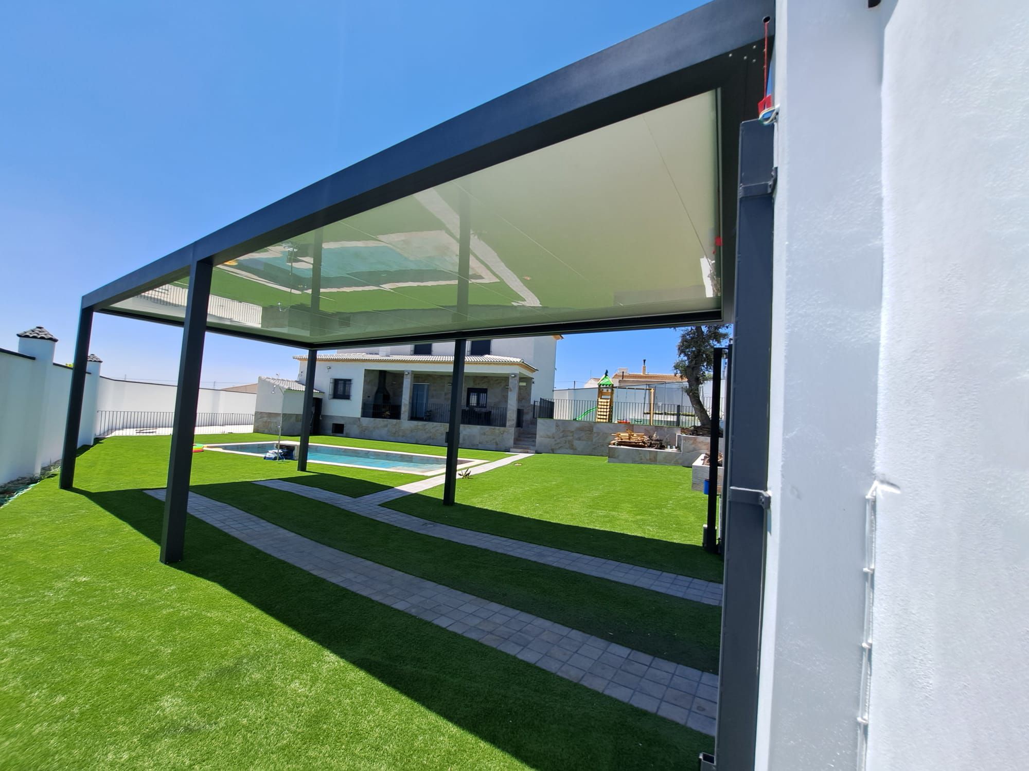 Pergola con techo fijo en casariche